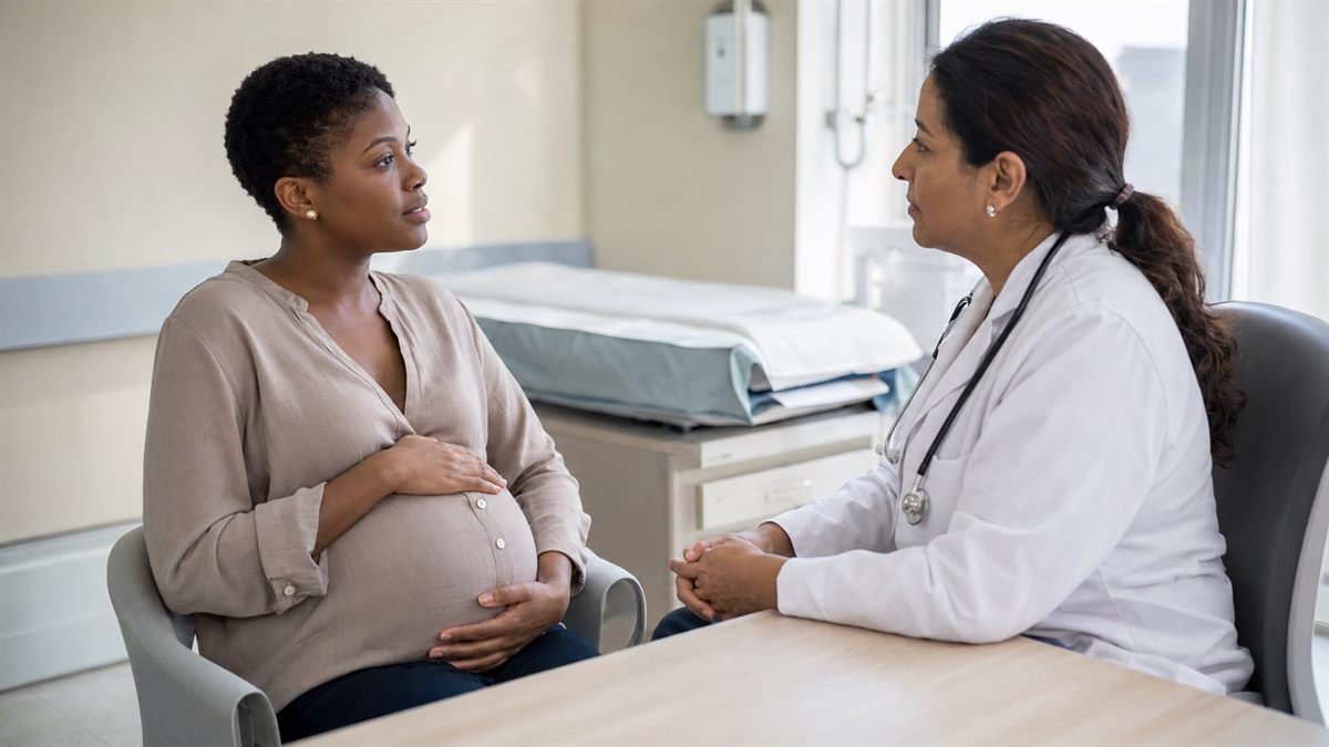Gestante conversando com a médica sobre cesárea ou parto normal