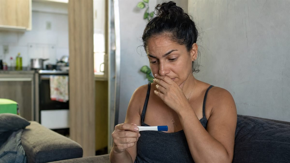 Descobrindo a gravidez no aviso prévio com o teste positivo