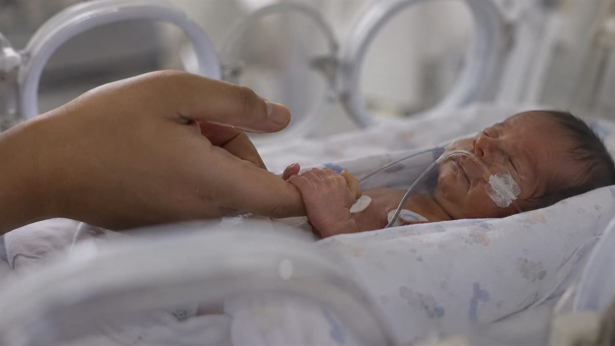 Bebê prematuro na incubadora, situação em que a licença maternidade do bebê prematuro muda de contagem