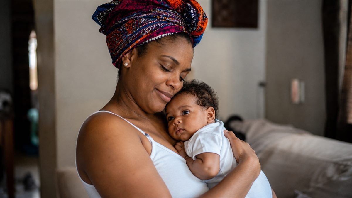 Mãe com o bebê durante o período do salário-maternidade