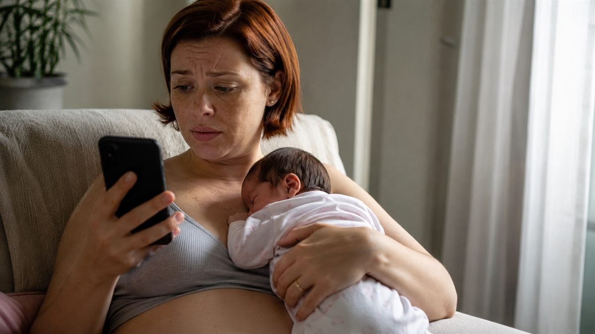 Mãe aguardando o salário-maternidade atrasado cair na conta