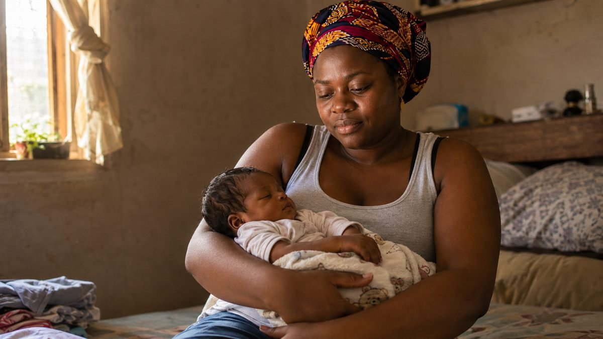 Doméstica com o bebê durante a licença maternidade