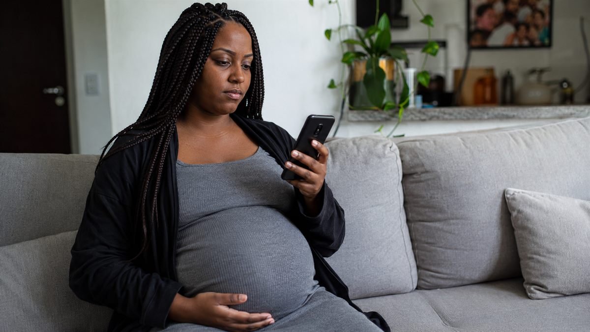 Mãe vendo o salário-maternidade negado e se preparando para recorrer