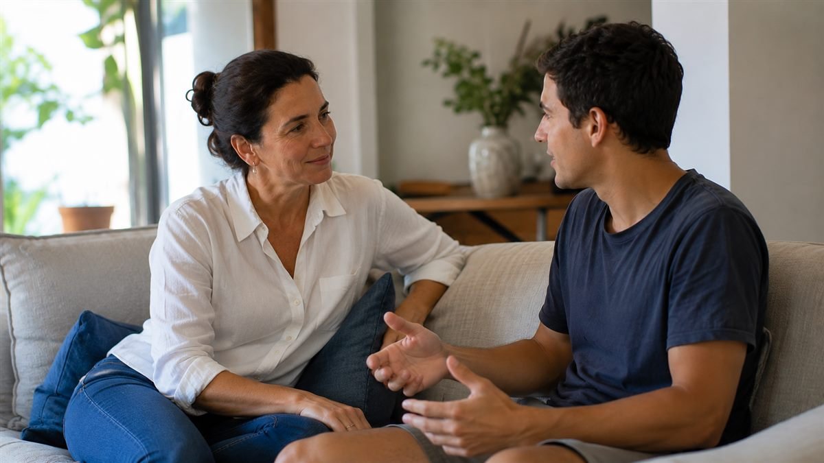 Mãe conversando com o filho já maior de idade sobre a pensão alimentícia