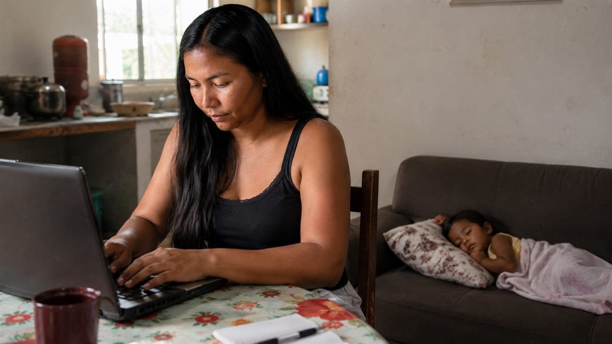 Avisar cedo e por escrito muda tudo Mãe avisando a empresa sobre a falta por filho doente