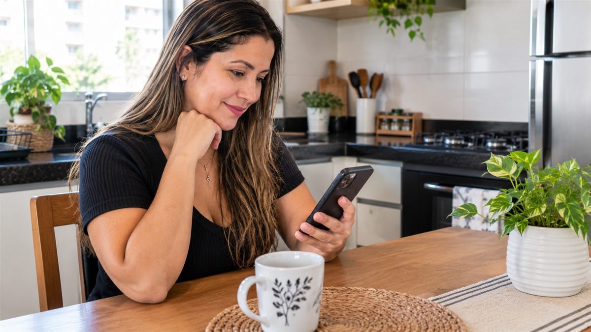 Mãe acompanhando pelo celular o andamento do pedido de BPC