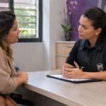 Atendimento na delegacia da mulher para pedir medida protetiva
